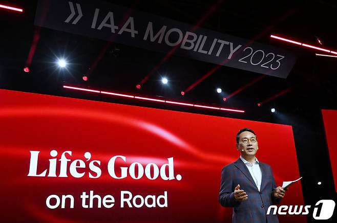 LG전자 CEO 조주완 사장이 지난 2023년 9월4일(현지시간) 독일 뮌헨에서 열린 ‘IAA 모빌리티 2023’ 프레스 콘퍼런스에서 '이동 공간에서 즐기는 라이프스굿(Taking 'Life’s Good' on the Road)'을 주제로 LG전자가 바라보는 모빌리티 산업과 미래 비전 등을 소개하고 있다. (LG전자 제공) 2023.9.4/뉴스1
