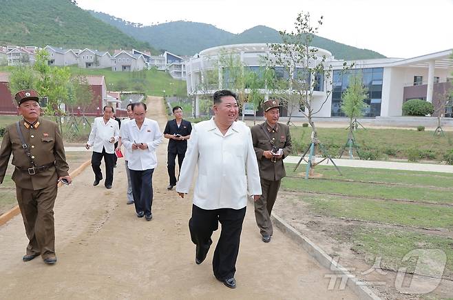 북한 노동당 기관지 노동신문은 14일 "김정은 동지께서 지난 13일 낙원군 바닷가양식사업소건설장을 현지지도했다＂고 보도했다. 김 총비서는 이날 건설이 완료된 살림집들도 돌아보고 군인 건설자들의 수고를 높이 평가했다. [국내에서만 사용가능. 재배포 금지. DB 금지. For Use Only in the Republic of Korea. Redistribution Prohibited] rodongphoto@news1.kr
