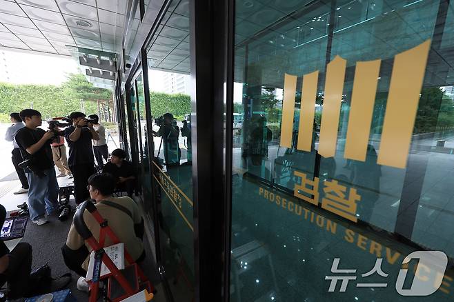윤석열 전 대통령이 재구속 후 내란특검팀(조은석 특별검사)의 두 번째 소환조사에도 불응한 14일 오후 내란특검이 위치한 서울 서초동 서울고등검찰청 앞에서 취재진이 대기하고 있다. 2025.7.14/뉴스1 ⓒ News1 박정호 기자