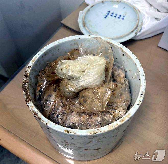 지난해 말 국립영천호국원에서 재안장을 위해 수습된 국가 유공자의 유골함 모습. 습기를 막기 위해 쌓아놓은 비닐 안에 물이 고여 있다.  (국가보훈부노조 제공)