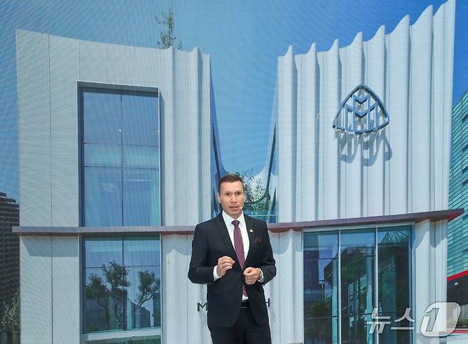 마티아스 바이틀 메르세데스-벤츠 코리아 대표이사가 14일 서울 강남의 '마이바흐 브랜드센터 서울' 개관식에서 발언하고 있다(메르세데스-벤츠 코리아 제공). 2025.07.14