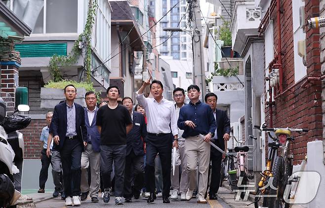 오세훈 서울시장이 14일 서울 광진구 자양4동 신통기획 재개발 대상지를 찾아 현장점검을 하고 있다. 2025.7.14/뉴스1 ⓒ News1 박지혜 기자