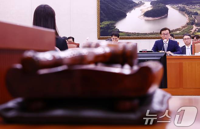 전재수 해양수산부 장관 후보자(오른쪽)가 14일 오전 서울 여의도 국회 농림축산식품해양수산위원회에서 열린 해양수산부 장관 후보자 인사청문회에서 의원 질의에 답변하고 있다. 2025.7.14/뉴스1 ⓒ News1 김민지 기자