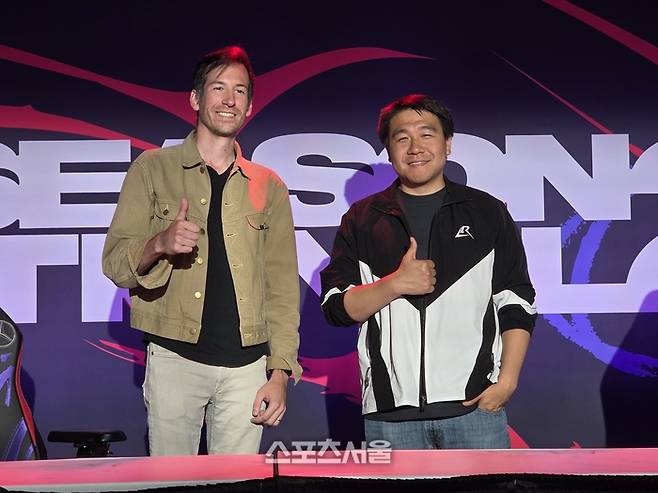 라이엇 게임즈 브렛 라우튼바흐 글로벌 프로덕트 전략 담당(왼쪽)과 피유 리우 리그 스튜디오 게임 디렉터가 인터뷰 후 기념촬영을 하고 있다. 밴쿠버=김민규 기자 kmg@sportsseoul.com