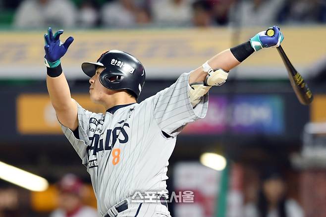 한화 노시환이 인천SSG랜더스필드에서 열린 2025 KBO리그 SSG와 경기에서 2루타를 때리고 있다. 문학 | 박진업 기자 upandup@sportsseoul.com