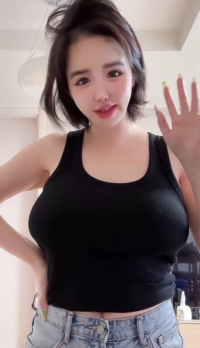 일상 속 모습으 담은 박봄. 박봄 인스타그램.