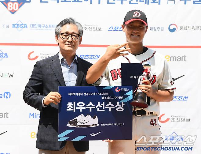 12일 서울 목동구장에서 열린 제80회 청룡기 고교야구선수권 대회 및 주말리그 왕중왕전 부산고와 덕수고의 결승전 후 열린 시상식에서 최우수선수상을 수상한 덕수고 설재민이 트로피를 들고 있다. 목동=정재근 기자 cjg@sportschosun.com/2025.7.12/