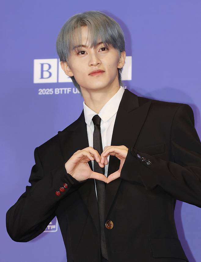 하트 만드는 마크
(서울=연합뉴스) 이재희 기자 = 그룹 엔시티 드림(NCT DREAM)의 마크가 14일 서울 송파구 롯데시네마 월드타워점에서 열린 다섯 번째 앨범 '고 백 투 더 퓨쳐' 제작 발표회에 참석, 포즈를 취하고 있다. 2025.7.14
scape@yna.co.kr
(끝)
<저작권자(c) 연합뉴스, 무단 전재-재배포, AI 학습 및 활용 금지>