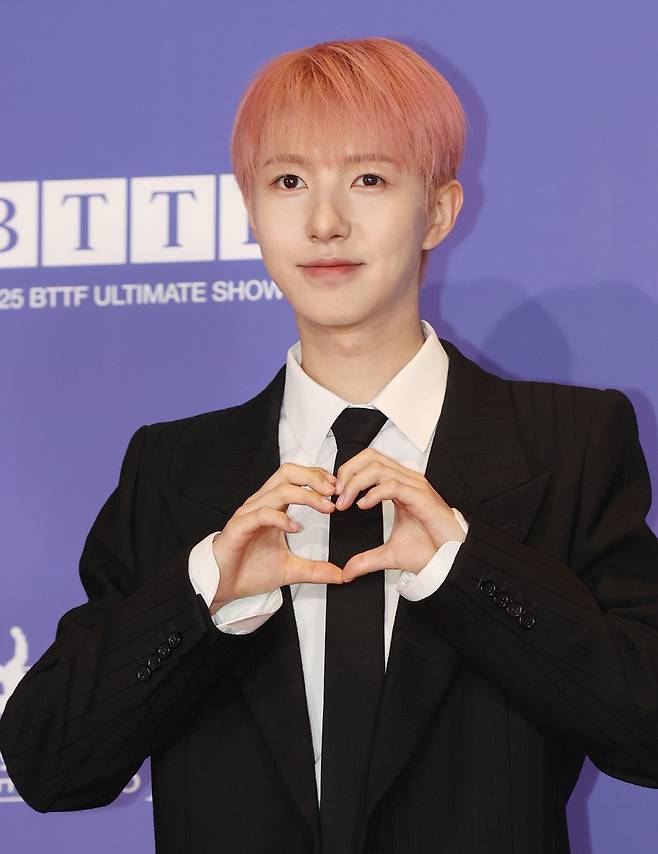 하트 만드는 런쥔

    (서울=연합뉴스) 이재희 기자 = 그룹 엔시티 드림(NCT DREAM)의 런쥔이 14일 서울 송파구 롯데시네마 월드타워점에서 열린 다섯 번째 앨범 '고 백 투 더 퓨쳐' 제작 발표회에 참석, 포즈를 취하고 있다. 2025.7.14

    scape@yna.co.kr

(끝)





<저작권자(c) 연합뉴스, 무단 전재-재배포, AI 학습 및 활용 금지>