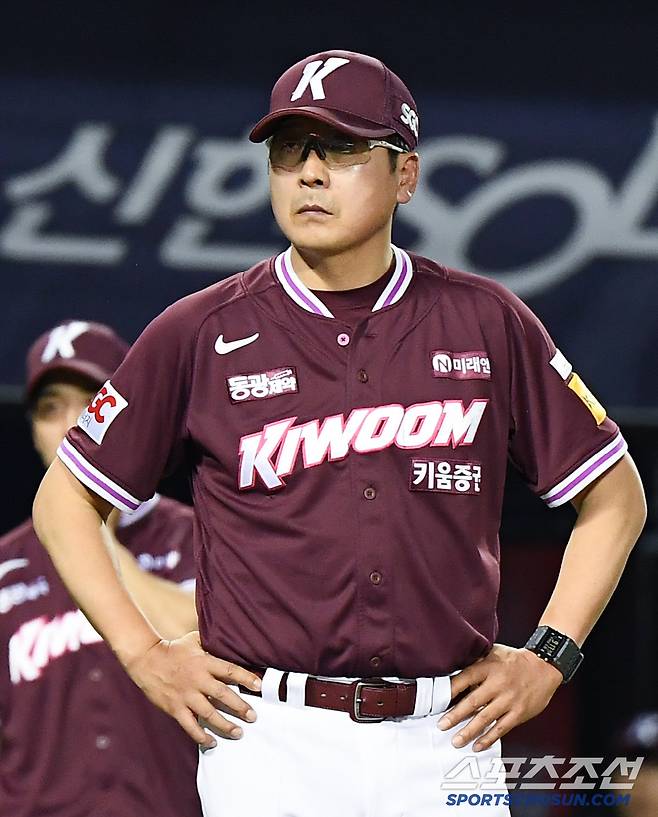 10일 서울 잠실구장에서 열린 키움-LG전. 8회초 홍원기 감독이 나와 심판에 항의하고 있다. 잠실=정재근 기자 cjg@sportschosun.com/2025.7.10/