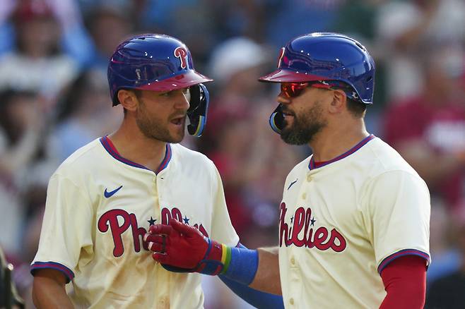 필라델피아 필리스 트레이 터너(왼쪽)와 카일 슈와버. AP연합뉴스