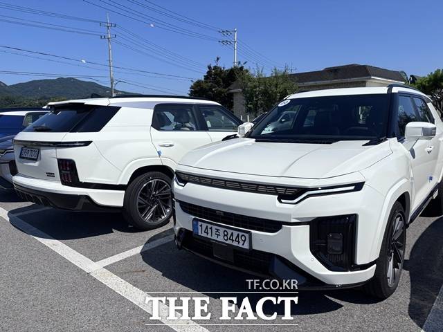 지난 11일 경기 양평군의 한 카페 주차장에 정차 중인 액티언 하이브리드. 쿠페형 루프라인과 수평형 테일램프가 후면의 와이드한 비율을 강조한다. /황지향 기자