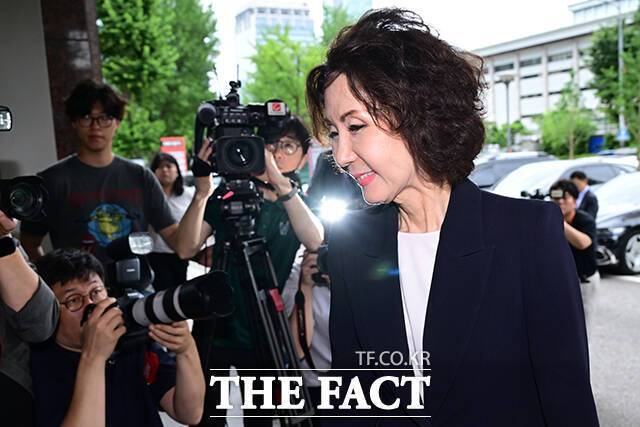 지난 대선에서 이재명 대통령 공약인 '서울대 10개 만들기' 추진위원장을 맡았던 이진숙 사회부총리 겸 교육부 장관 후보자가 지난달 30일 오전 서울 여의도 한국교육시설안전원에 마련된 인사청문회 준비 사무실로 출근하며 취재진 질문에 답변하고 있다. /남윤호 기자