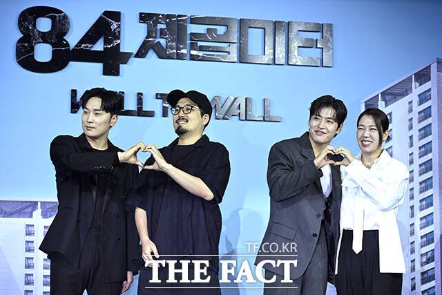 배우 서현우와 김태준 감독, 배우 강하늘, 염혜란(왼쪽부터)이 14일 오전 서울 중구 앰배서더 서울 풀만 호텔에서 열린 넷플릭스 새 영화 '84제곱미터' 제작발표회에 참석해 포즈를 취하고 있다. /장윤석 기자