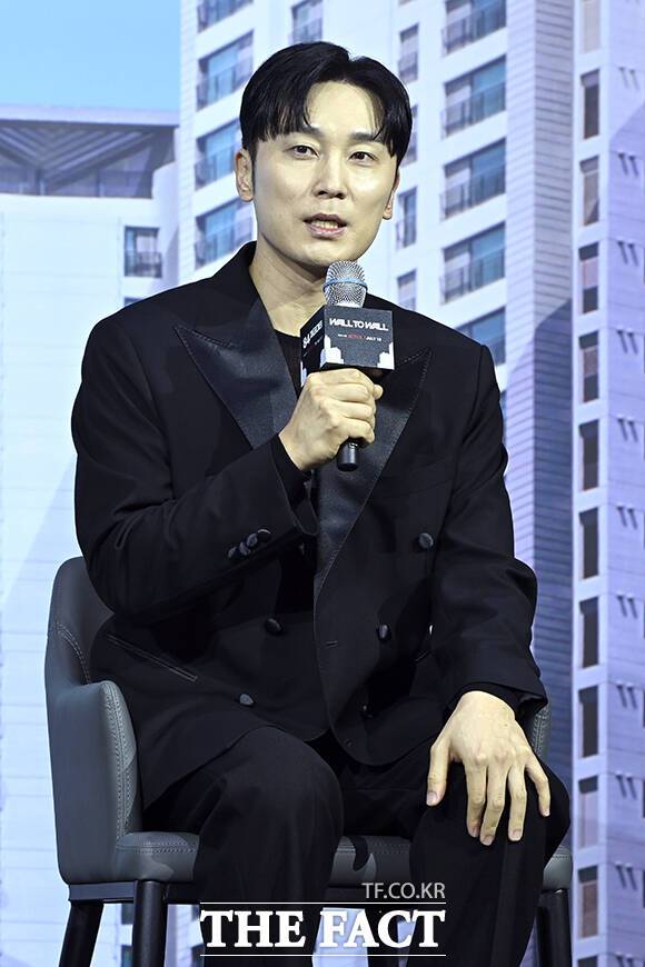 배우 서현우가 14일 오전 서울 중구 앰배서더 서울 풀만 호텔에서 열린 넷플릭스 새 영화 '84제곱미터' 제작발표회에 참석해 취재진의 질문에 답하고 있다. /장윤석 기자