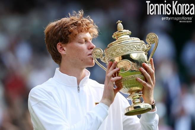 생애 첫 윔블던 트로피에 입을 맞춘 시너