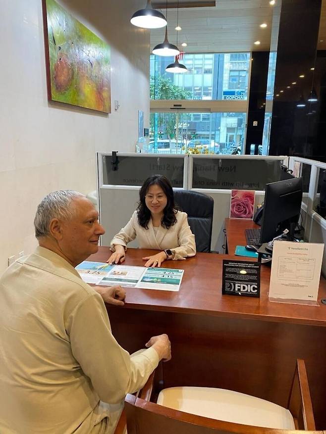 ▲ 하나 USA의 한 지점에서 손님이 상담을 받고 있는 모습. 하나금융그룹 제공.