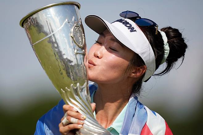 그레이스 김이 13일 프랑스 에비앙 리조트 골프클럽에서 LPGA 투어 아문디 에비앙 챔피언십 우승 트로피에 입맞추고 있다./AP 연합뉴스