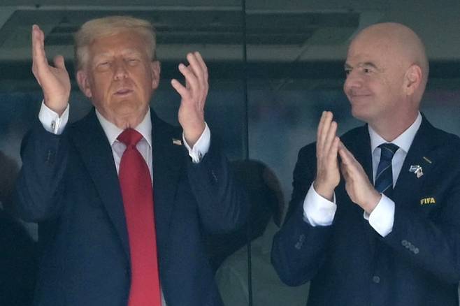 잔니 인판티노 국제축구연맹(FIFA) 회장(오른쪽)이 13일 도널드 트럼프 미국 대통령 옆에서 박수를 치고 있다. /AFP 연합뉴스