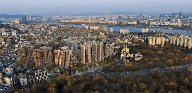 서울 용산구 이태원동 22-34 일대의 옛 유엔군사령부(유엔사) 부지에 들어서는 ‘더파크사이드 스위트’ 오피스텔 조감도. 지하 7층~지상 20층의 4동에 총 775실이 공급된다. 서울 시내 최대 규모 녹지인 용산공원 동측과 인접해 있고 고급 시설을 갖춰 차별화를 시도하는 게 특징이다./일레븐건설