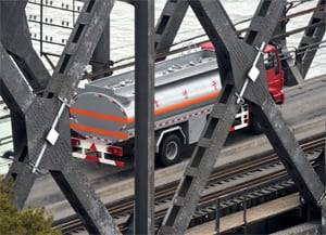 北·中 국경 통과하는 유조차 - 북·중을 연결하는 중국 단둥의 압록강대교에서 북한 유조차로 보이는 차량이 1일 북측으로 통행하고 있다. 유엔 안보리의 대북 제재 결의에 북한에 대한 원유 공급 부분은 빠졌다.