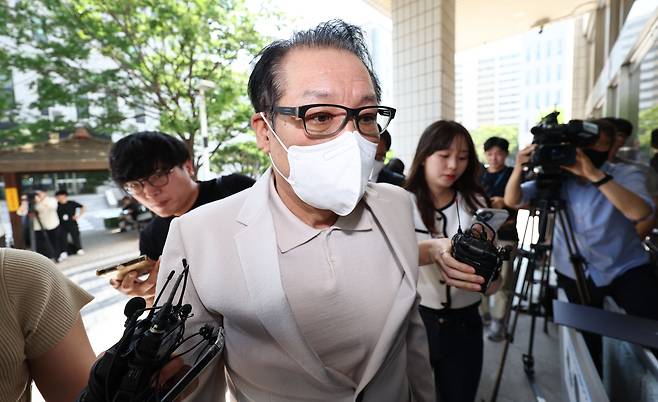 2018년 지방선거 공천헌금 의혹 혐의를 받는 건진법사 전성배씨가 지난달 23일 오전 서울 양천구 서울남부지법에서 열린 3차 공판에 출석하고 있다./뉴스1