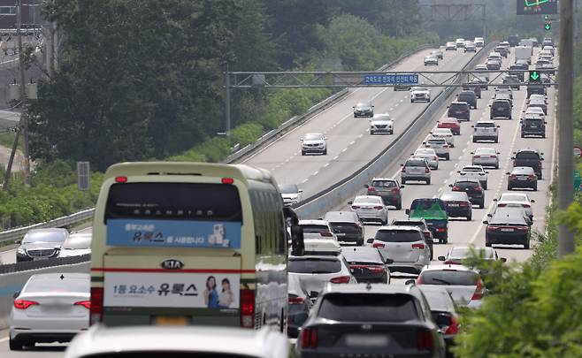 영동고속도로 여주IC인근 인천방향에서 교통 정체가 발생한 모습./뉴스1