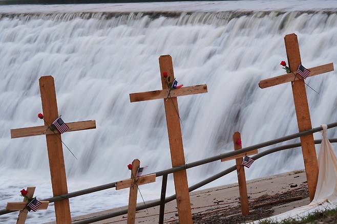 텍사스 커빌의 임시 비석 뒤로 과달루페 강이 흐르는 모습. /AP=연합뉴스