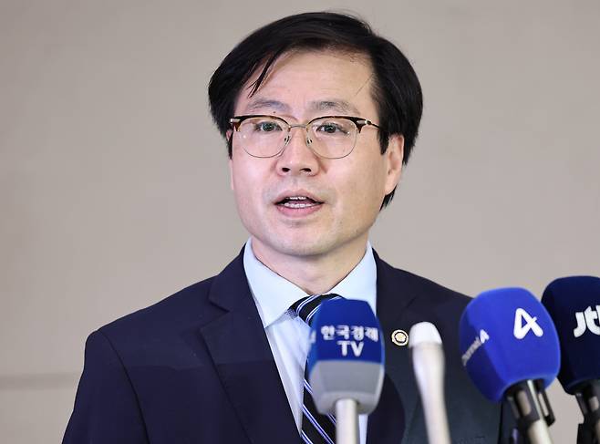 여한구 산업통상자원부 통상교섭본부장이 10일 오후 인천국제공항 제2여객터미널을 통해 워싱턴D.C에서 귀국한 뒤 취재진의 질문에 답하고 있다. /뉴스1