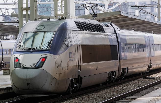 서울 중구 서울역에 KTX 산천 열차가 출발하고 있다. /연합뉴스