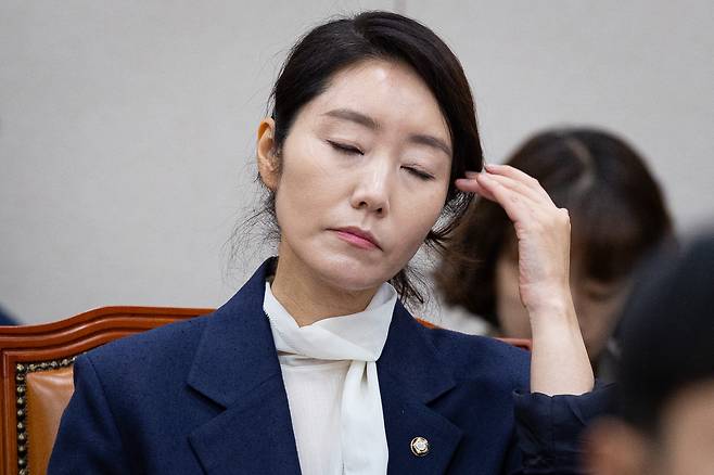 강선우 여성가족부 장관 후보자가 14일 서울 여의도 국회에서 열린 인사청문회에 출석해 머리카락을 쓸어 넘기고 있다. /뉴스1