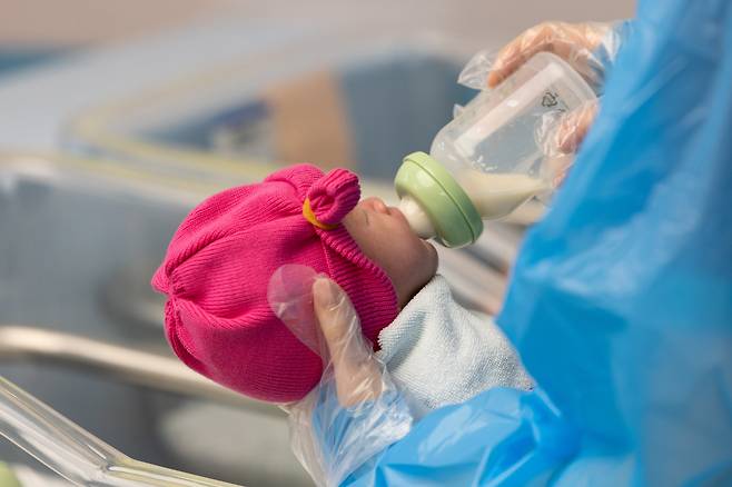 경기 고양시 일산차병원 신생아실에서 간호사가 아기를 돌보고 있다. /뉴스1