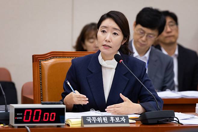 강선우 여성가족부 장관 후보자가 14일 서울 여의도 국회에서 열린 인사청문회에 출석해 의원 질의에 답하고 있다. /뉴스1