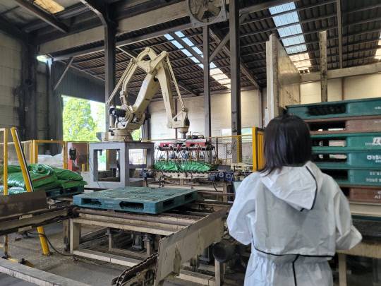 유정TMR 직원이 사료 원료 투입 전 이물질 혼입 여부를 확인하고 있다. 유정TMR 제공