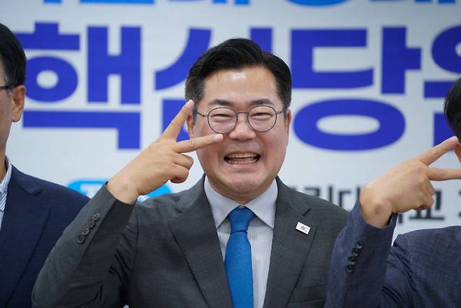 박찬대 더불어민주당 당대표 후보가 13일 경남 진주시 경상국립대학교에서 지역혁신청년센터에서 서남부권 핵심당원간담회를 열고 기념촬영하고 있다. ⓒ박찬대 의원실