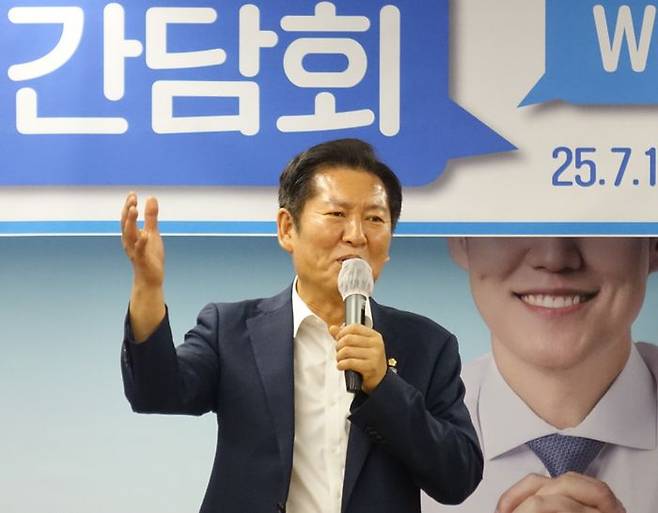 더불어민주당 당대표 후보인 정청래 의원이 13일 오후 제주시 일도동 제주시을 지역사무소에서 당원간담회를 열고 발언하고 있다. ⓒ뉴시스