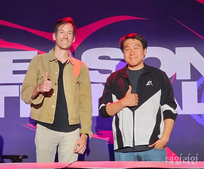 (왼쪽부터) 브렛 라우튼바흐 LoL e스포츠 글로벌 프로덕트 전략 담당과 피유 리우 리그 스튜디오 게임 디렉터는 지난 12일(현지시간) 2025 미드 시즌 인비테이셔널(MSI) 결승전이 열린 캐나다 밴쿠버 퍼시픽 콜리시엄에서 라이엇 게임즈가 지향하는 e스포츠의 비전과 전략을 공유했다. ⓒ데일리안 황지현 기자