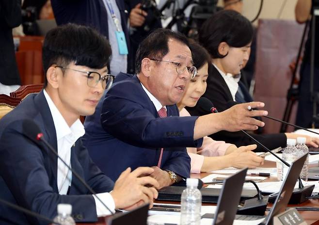 이상휘 국민의힘 의원이 지난해 9월 국회 과학기술정보방송통신위원회에서 열린 '방송통신심의위원회 위원장의 청부민원과 공익신고자 탄압 등에 대한 진상규명 청문회'에서 더불어민주당 의원들의 의사진행 발언에 대해 항의하고 있다. ⓒ뉴시스