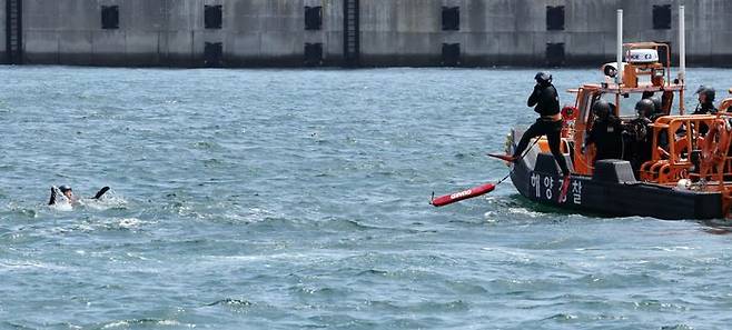 해경 대원들이 고속단정을 이용해 해상 익수자를 구조하는 연습을 하고 있다.ⓒ뉴시스