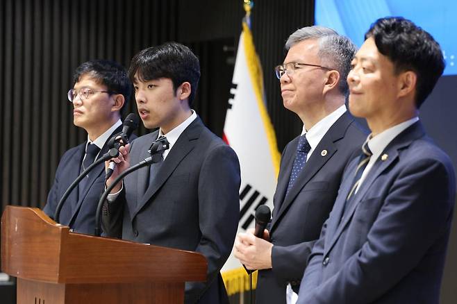 박주민 국회 보건복지위원장(왼쪽부터), 이선우 대한의과대학·의학전문대학원학생회 비상대책위원장, 김택우 대한의사협회장, 김영호 교육위원장이 12일 오후 서울 용산구 대한의사협회에서 의과대학 교육 정상화를 위한 공동 성명서를 발표하고 있다. 2025.7.12 뉴스1
