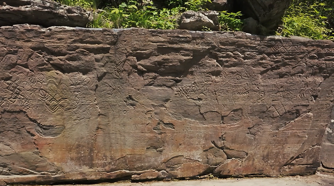 ‘울주 천전리 명문과 암각화’에는 얕게 쪼아 새긴 사람과 짐승, 한자 명문 등이 약 620점 있다. 국가유산청 제공