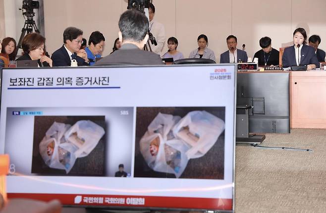 14일 국회 여성가족위원회에서 열린 강선우 여성가족부 장관 후보자 인사청문회에서 후보자 갑질 의혹 관련 내용이 화면에 송출되고 있다. 2025.07.14. 뉴시스