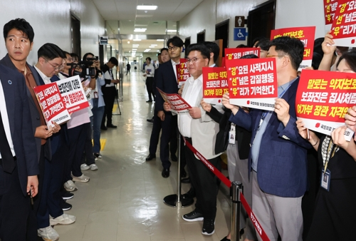 국민의힘 보좌진협의회 소속 보좌관들이 강선우 여성가족부 장관 후보자의 인사청문회가 열리는 14일 국회 여성가족위원회 청문회장 앞에서 사퇴를 촉구하는 피켓시위를 하고 있다. [연합뉴스]