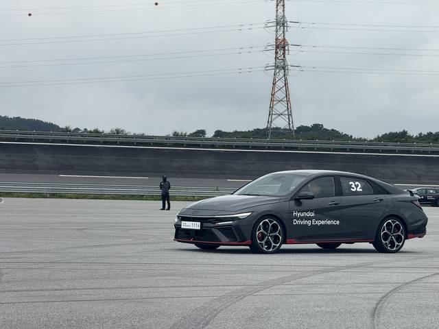 현대 드라이빙 익스피리언스 프로그램 참여자가 4일 레벨2 코스에서 아반떼 N으로 게이트 슬라럼 코스를 주행하고 있는 모습. 임주희 기자