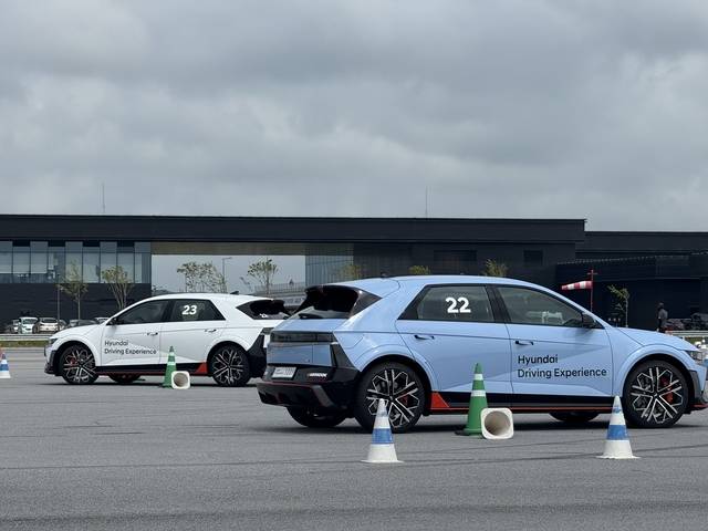 현대 드라이빙 익스피리언스 프로그램의 레벨2 중 폭스헌팅 코스에서 아이오닉 5 N 두 대가 꼬리잡기 주행을 하고 있는 모습