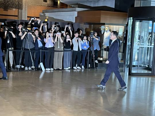 이재용 삼성전자 회장이 지난 5월30일 서울신라호텔 다이너스티홀에서 호암재단이 개최한 ‘2025년도 제35회 삼성호암상 시상식’에 입장하고 있다. 장우진 기자