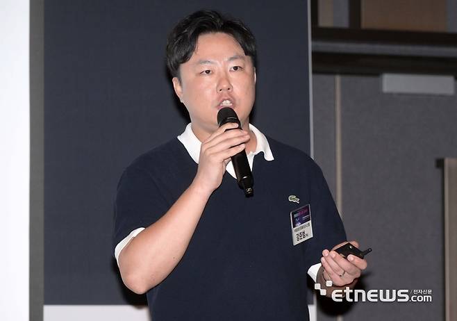 한국데이터센터연합회와 전자신문이 공동 주최한 '2025 데이터센터 서밋 코리아'가 '지속가능한 데이터센터 산업 A to Z'를 주제로 14일 서울 강남구 코엑스에서 열렸다. 강준범 HS효성인포메이션시스템 PM이 'AI 데이터센터로의 발전: 에너지 효율과 성능을 모두 잡는 최신 인프라 전략'을 주제로 기조강연을 하고 있다. 김민수기자 mskim@etnews.com