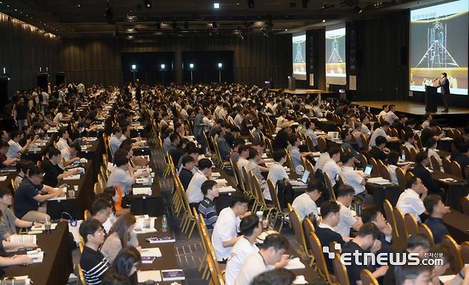 한국데이터센터연합회와 전자신문이 공동 주최한 '2025 데이터센터 서밋 코리아'가 '지속가능한 데이터센터 산업 A to Z'를 주제로 14일 서울 강남구 코엑스에서 열렸다. 황성우 넷앱 상무가 'AI가 바꾸는 데이터 보안체계 : 기업의 선택은?'을 주제로 기조강연을 하고 있다. 김민수기자 mskim@etnews.com