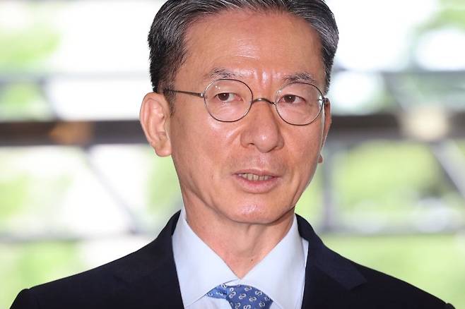 정성호 법무부장관 후보자가 1일 오전 서울 종로구 적선현대빌딩에 마련된 인사청문회 준비 집무실로 출근하며 취재진 질의에 답하고 있다. 뉴시스