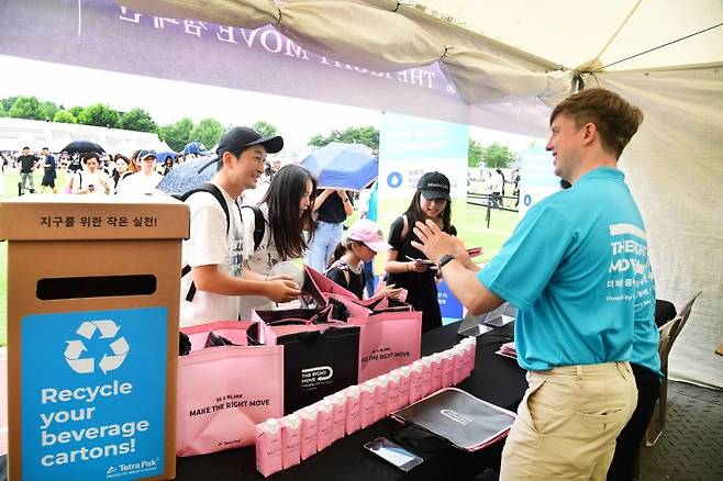 글로벌 식품 전처리 및 포장 전문 기업 테트라팩 코리아가 지난 5일과 6일 경기 고양종합운동장에서 열린 ‘블랙핑크 월드 투어 데드라인 인 고양'에서 특별부스를 운영했다. 사진은 특별부스에서 멸균팩 분리배출 퀴즈를 진행 중인 테트라팩 코리아 브랜드 앰버서더 줄리안 퀸타르트. 테트라팩 코리아 제공./ 사진=뉴시스